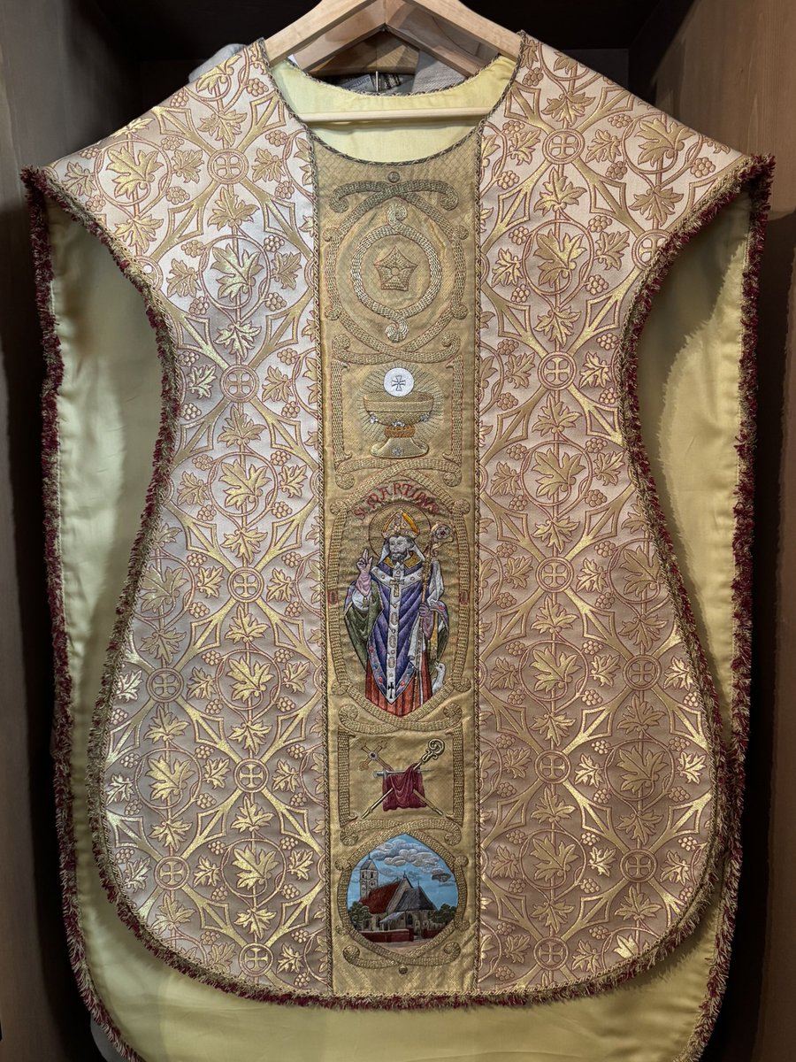 Hab mich grad mal ein bisschen schick gemacht. 

Bling-Bling liegt ja jetzt wieder im liturgischen Trend.

#Kirche #katholisch #Papst #LeoXIV #Gottesdienst #Liturgie