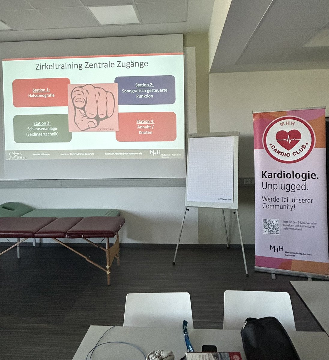 Hannover Heart Rhythm Center (@hhc_mhh) on Twitter photo 💉„Ready, Set, Access!“ – beim letzten MHH Cardio Club mit <a href="/DavidDuncker/">David Duncker</a> & <a href="/HenrikeHillmann/">Henrike Hillmann</a> ging’s im praktischen Zirkeltraining um zentrale Zugänge:
🔹 Sono am Hals
🔹 ultraschallgestützte Punktion
🔹 Seldinger-Technik
🔹 Annaht üben
Wie immer mit großem Andrang! 🙌🏼
<a href="/YoungDgk/">Young DGK</a> 💉„Ready, Set, Access!“ – beim letzten MHH Cardio Club mit <a href="/DavidDuncker/">David Duncker</a> & <a href="/HenrikeHillmann/">Henrike Hillmann</a> ging’s im praktischen Zirkeltraining um zentrale Zugänge:
🔹 Sono am Hals
🔹 ultraschallgestützte Punktion
🔹 Seldinger-Technik
🔹 Annaht üben
Wie immer mit großem Andrang! 🙌🏼
<a href="/YoungDgk/">Young DGK</a>