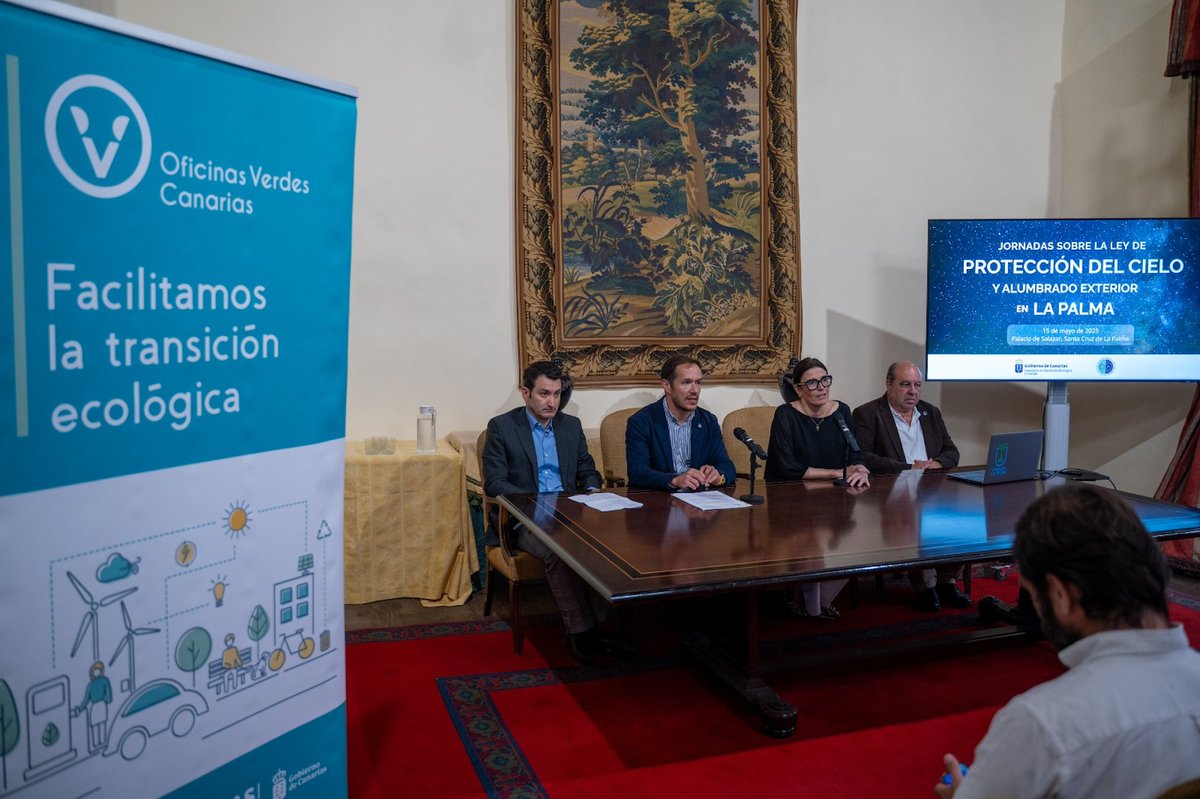 IAC_Astrofisica's tweet image. 🔭 La Oficina Técnica de Protección del Cielo #OTPC del IAC ha sido clave en la jornada técnica sobre la #LeyDelCielo celebrada hoy en La Palma.
Organizada por @EcologicaGobCan, el encuentro resolvió dudas sobre alumbrado exterior y eficiencia energética
ℹ️iac.es/es/divulgacion…