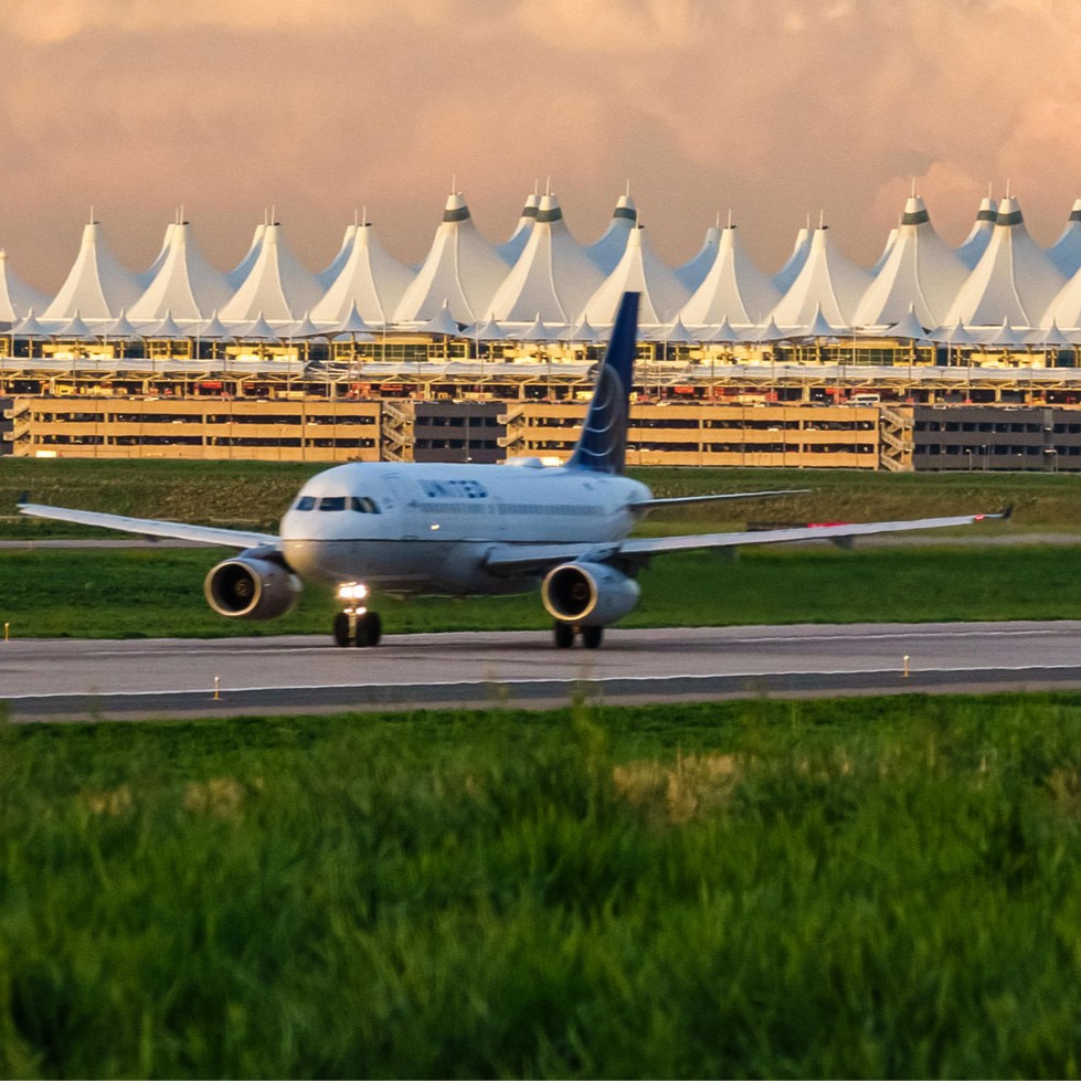 factpostnews's tweet image. Multiple radio transmitters failed at Denver Airport yesterday, causing at least 20 pilots to lose contact with air traffic controllers.
This also recently occurred at Newark Airport, causing ongoing delays and cancellations.