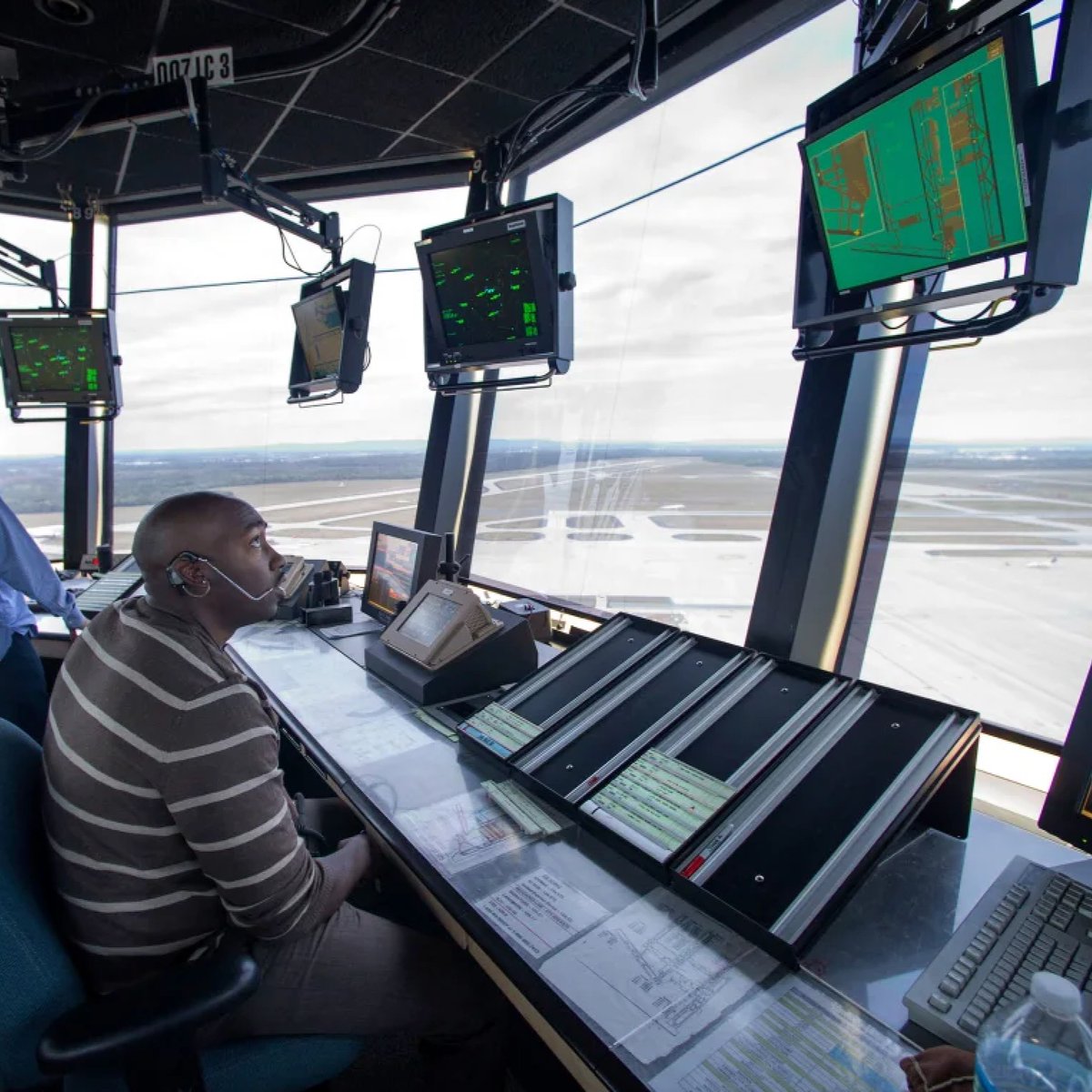 factpostnews's tweet image. Multiple radio transmitters failed at Denver Airport yesterday, causing at least 20 pilots to lose contact with air traffic controllers.
This also recently occurred at Newark Airport, causing ongoing delays and cancellations.