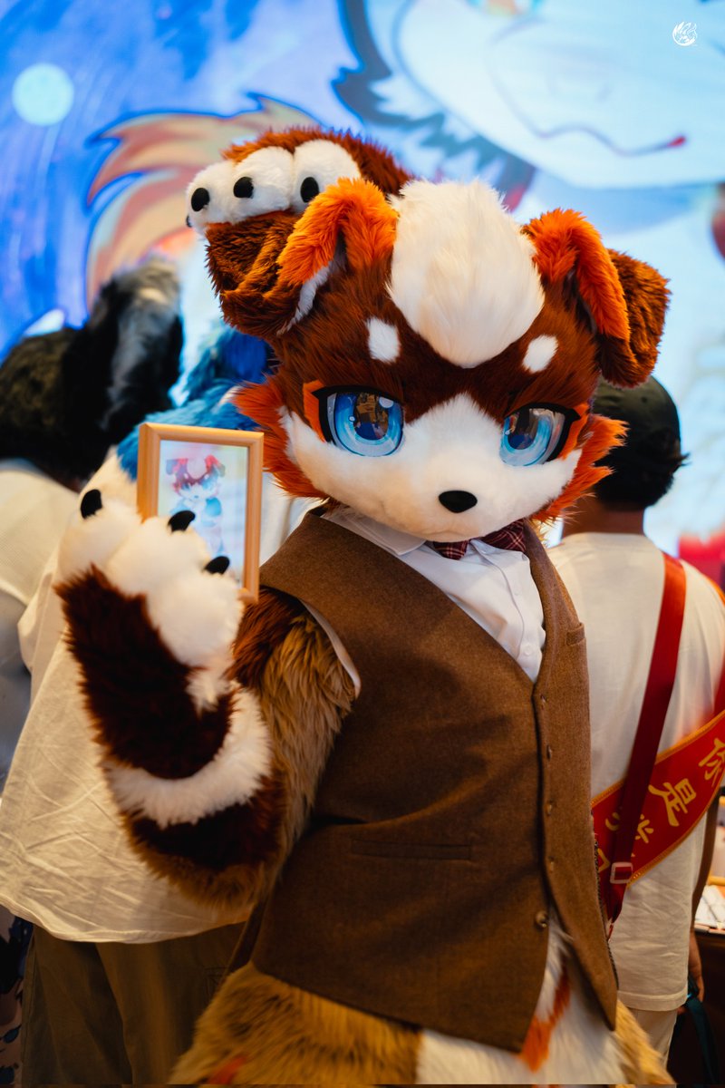 这只狗狗，我从小吸到大！
Addictive dog juice！
#FursuitFriday 
📷：<a href="/Einittt/">因特Einit</a>
动作：檀木