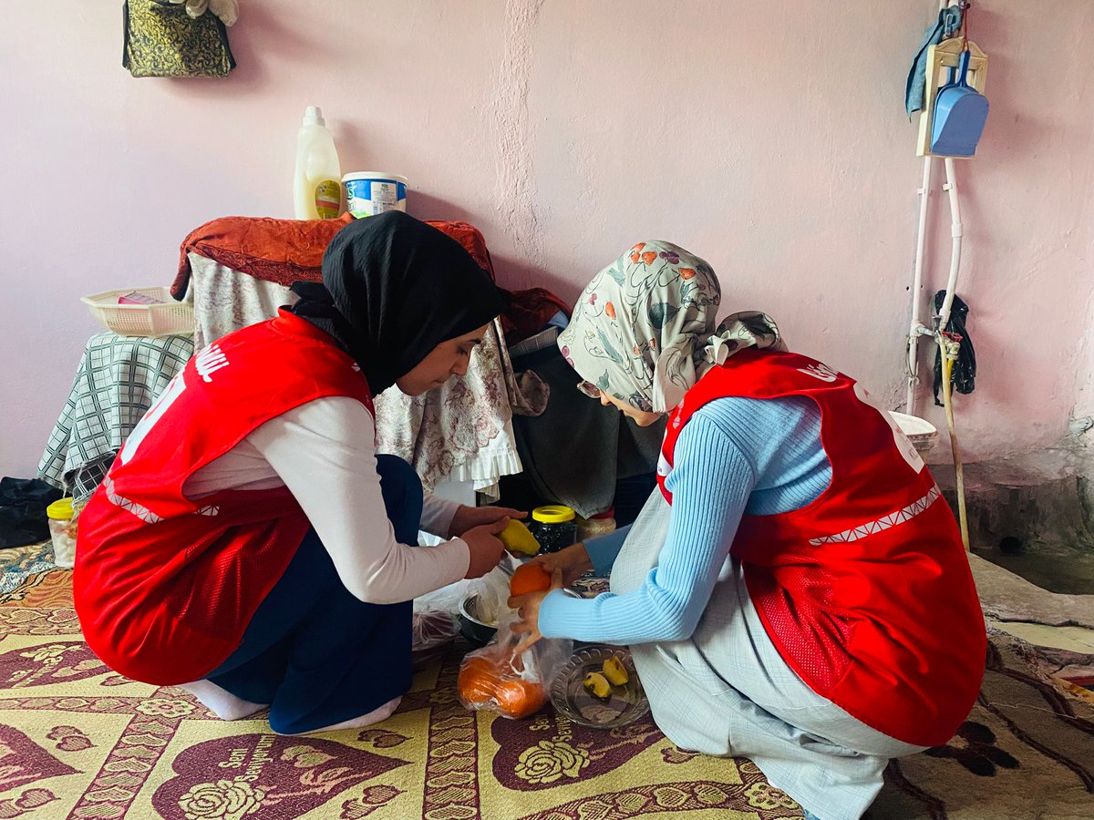 Kızılay gönüllüleri olarak bugün yaşlı ve kimsesiz bir teyzemizi ziyaret ettik. Küçük bir meyve ikramı, büyük bir mutluluğa dönüştü.
Yalnızları yalnız bırakmıyoruz.
<a href="/KizilayKadin/">Türk Kızılay Kadın</a> <a href="/FatmaMericYlmaz/">Prof. Dr. Fatma Meriç Yılmaz</a>