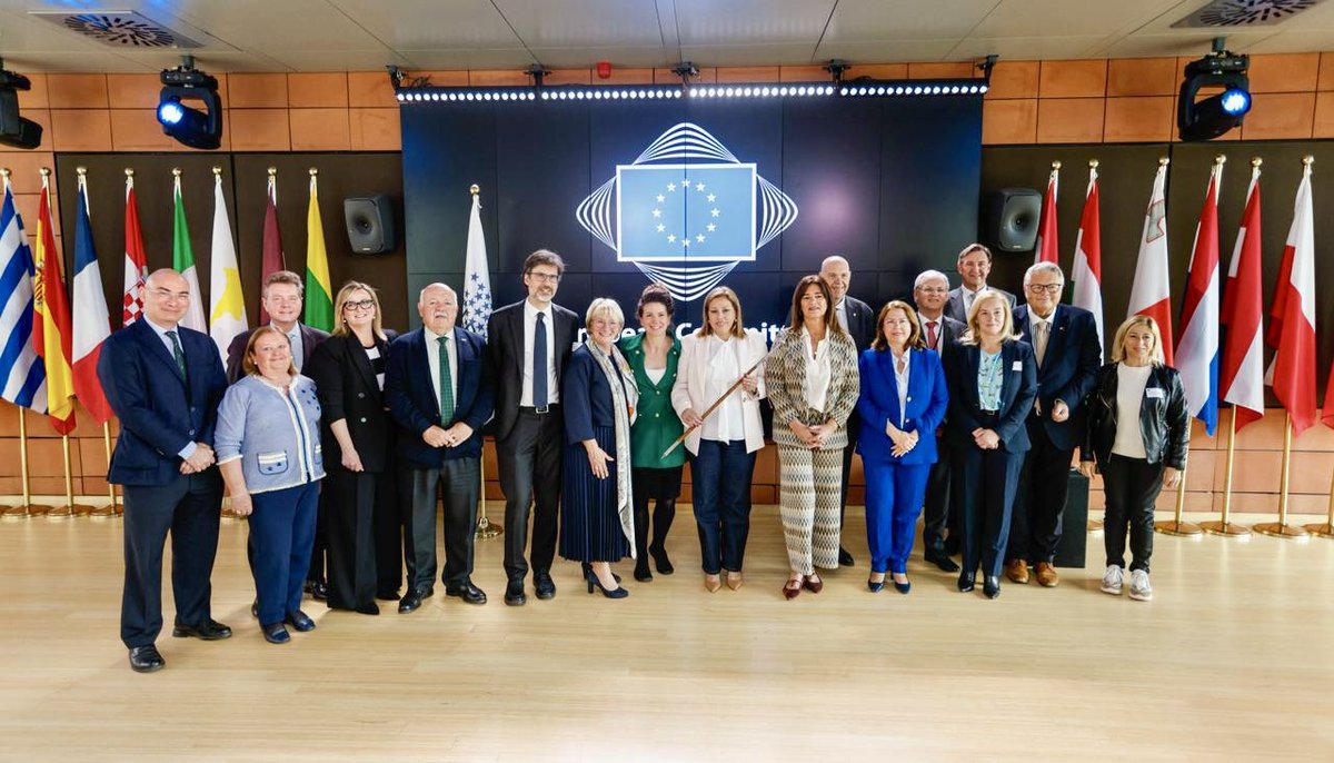 Parlamento Canarias (@parcan) on Twitter photo 🇪🇺🏛️<a href="/AstridPerezBat/">Astrid Perez</a> promueve en #Bruselas una alianza con los 69 parlamentos regionales de Europa de cara al MFP. La presidenta de <a href="/calre/">Clare Jones</a> y <a href="/parcan/">Parlamento Canarias</a> ha propuesto este jueves en Bruselas la creación de un manifiesto conjunto de las regiones con sus demandas de cara al MFP europeo 🇪🇺🏛️<a href="/AstridPerezBat/">Astrid Perez</a> promueve en #Bruselas una alianza con los 69 parlamentos regionales de Europa de cara al MFP. La presidenta de <a href="/calre/">Clare Jones</a> y <a href="/parcan/">Parlamento Canarias</a> ha propuesto este jueves en Bruselas la creación de un manifiesto conjunto de las regiones con sus demandas de cara al MFP europeo