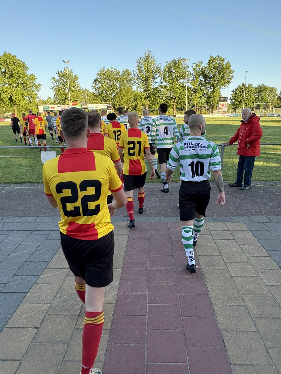Tweede helft staat op het punt van beginnen 😉 tussenstand 1-2 

Vitesse’63- Zwolsche Boys