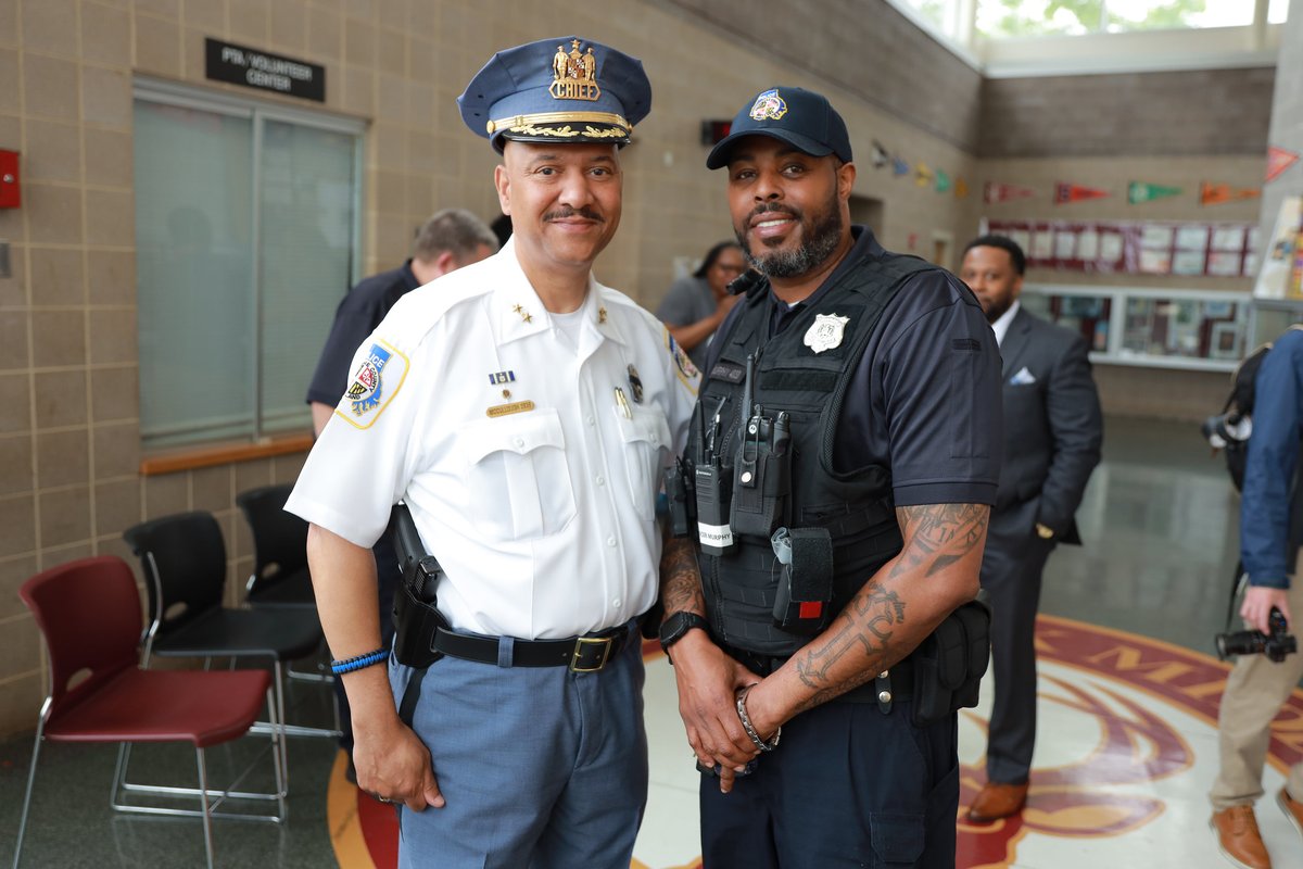 📸 Surprise! Yesterday at Deer Park Middle Magnet School, Officer R. Murphy was named this year's Middle School SRO (School Resource Officer) of the Year!

Album ➡️ flic.kr/s/aHBqjCe8FC