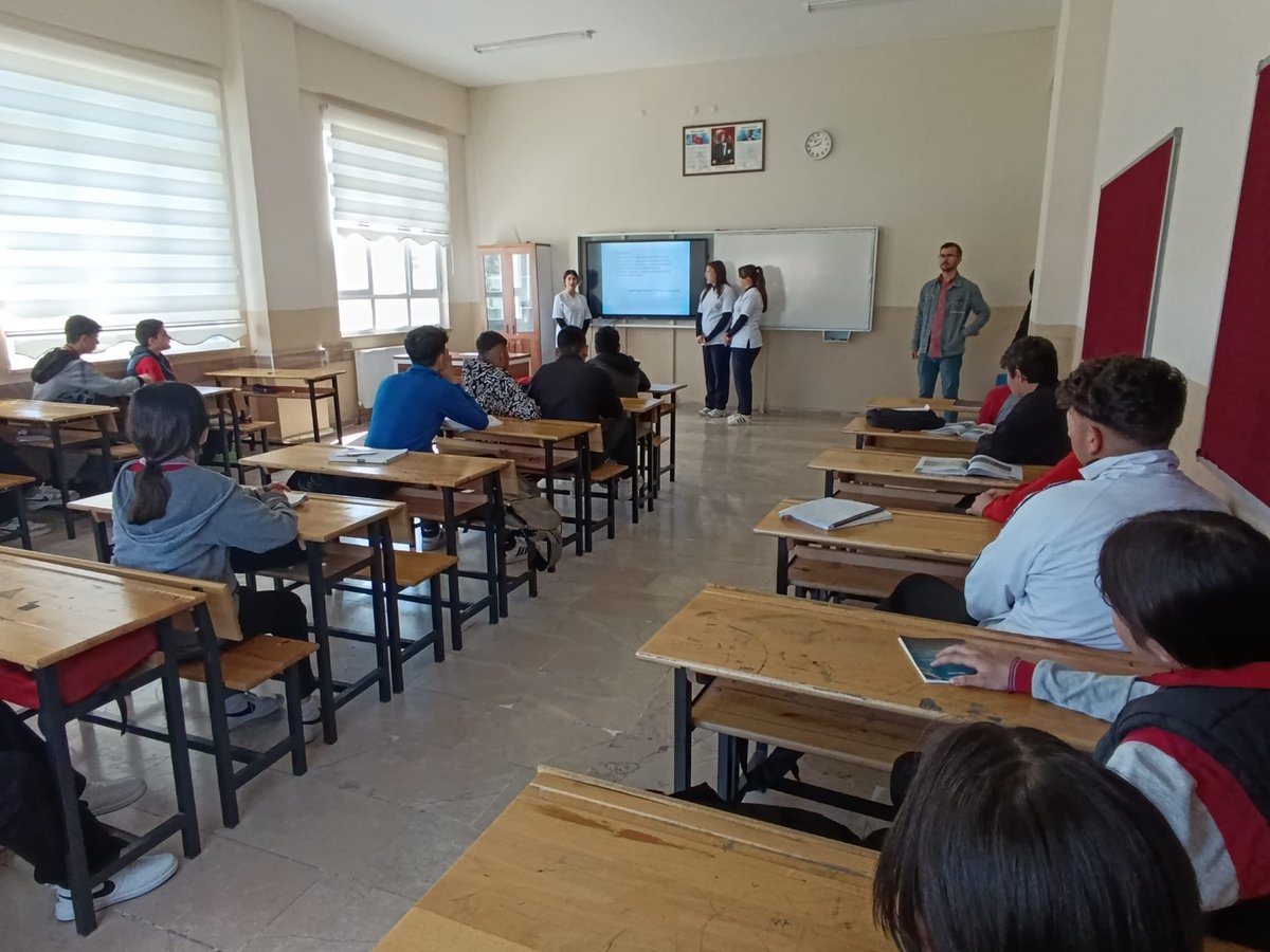 Lokman Hekim MTAL öğretmen ve öğrencileri 8. Sınıf öğrencilerimize okulları hakkında bilgi verdiler.Ziyaretçilerimiz okullarını tercih edecek öğrencilerimizin yazılı sınavlarda başarılarını yüksek tutmanın okullarına yerleşmeyi kolaylaştırdığını da söylediler.