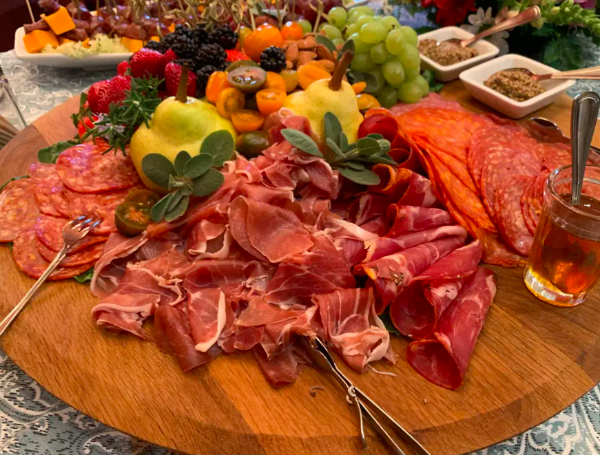 M_RoweCatering's tweet image. Make your spring event unforgettable with a curated charcuterie board from Melanie Rowe Catering. Seasonal fruits, artisan cheeses, and cured meats—perfect for grazing and mingling! 🌸🧀🍇

#MelanieRoweCatering #SpringEntertaining #CharcuterieSeason #GrazingGoals