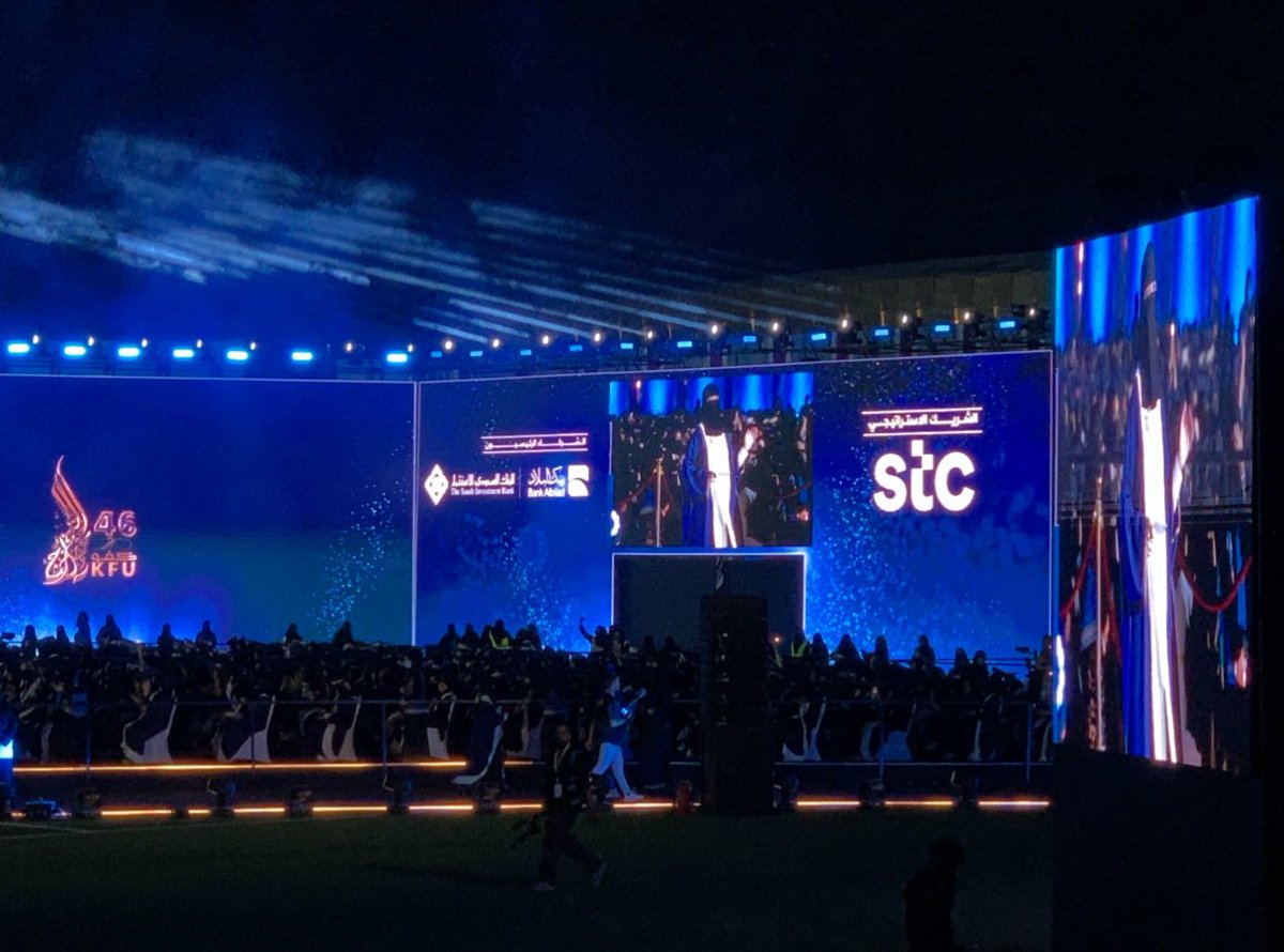 PR | ASHWAQ ALQAHTANI (@i5n_vc) on Twitter photo في ليلةٍ يزهر فيها الفخر، ويُزفّ فيها الحلم على بساط الإنجاز، كان للمسرح ضوء مختلف، ونبضٌ فخم يليق بمقام لحظة التخرج.
البراء البوعلي <a href="/AlbaraAlbuali/">البراء احمد البوعلي</a> وريناد السبيعي <a href="/RenadSu/">ريناد السبيعي</a> ، لم يكونا مجرد مقدّمين لحفل تخرج دفعة 46، بل كانا صوت الحكاية ووهج البداية وخاتمة المجد.
بأداء راقٍ، وحضور في ليلةٍ يزهر فيها الفخر، ويُزفّ فيها الحلم على بساط الإنجاز، كان للمسرح ضوء مختلف، ونبضٌ فخم يليق بمقام لحظة التخرج.
البراء البوعلي <a href="/AlbaraAlbuali/">البراء احمد البوعلي</a> وريناد السبيعي <a href="/RenadSu/">ريناد السبيعي</a> ، لم يكونا مجرد مقدّمين لحفل تخرج دفعة 46، بل كانا صوت الحكاية ووهج البداية وخاتمة المجد.
بأداء راقٍ، وحضور