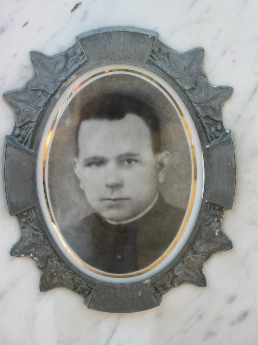 ANPIRomaPosti's tweet photo. Il #20maggio 1944 alcuni fascisti della "Banda Marta, al soldo dei nazisti e spacciandosi per partigiani, arrestarono Don #GiovanBattistaPicelli. Condotto verso #Cevo, venne ucciso a #ZazzaDiMalonno (#BS). Il suo cadavere rimase senza sepoltura fino al giorno successivo. https://t.co/25zwV9jA5h