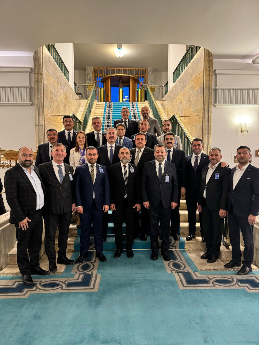 📍TBMM

Yüce Meclisimizde, AK Parti Gaziantep İl Başkanımız Sayın Fatih Muhaddis Fedaioğlu, Şahinbey İlçe Başkanımız Sayın Mehmet Tiryaki, Şehitkamil İlçe Başkanımız Sayın İsmail Güler, Oğuzeli İlçe Başkanımız Sayın Hilmi Özbudak, Nizip İlçe Başkanımız Sayın Yakup Karakuş, Araban