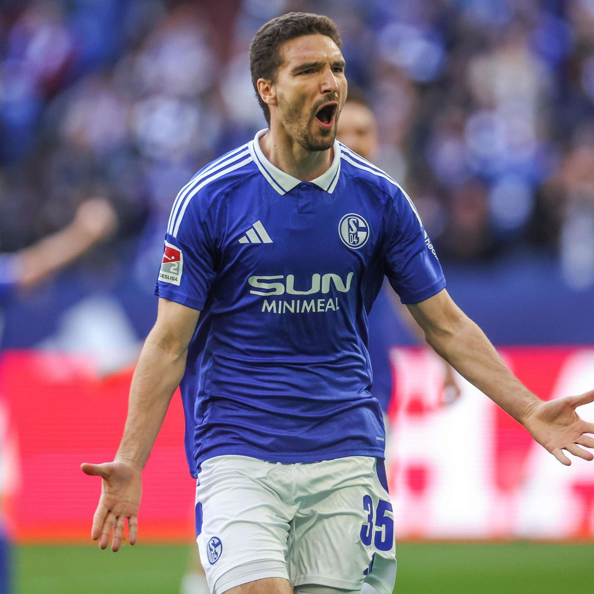 „Die Zeit hat ihn besiegt“

Während andere Spieler wegen zwei guten Spielen vergöttert werden, wurde er in vier Jahren viel zu selten wertgeschätzt.

Auf und neben dem Platz fällt mit Kaminski eine Säule weg - trotz seiner Tempodefizite.

Danke für alles. 

#S04