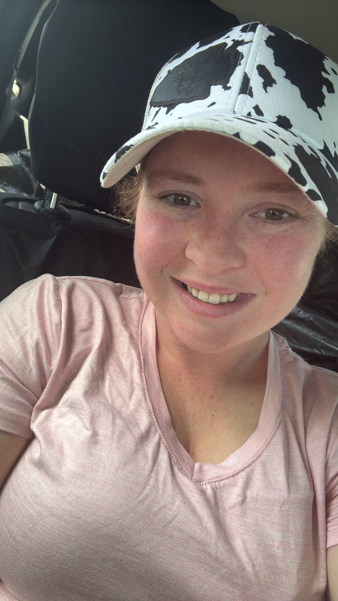 CMalley75638's tweet photo. Lazy Thursday! I woke up looking and feeling amazing. You are still broke and desperate for my attention. https://t.co/5Rll7v076J