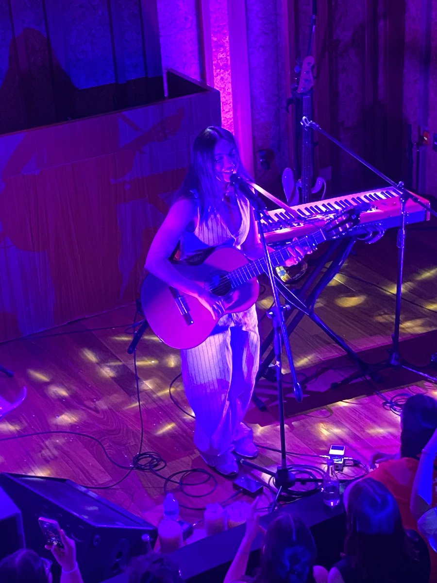 ElC4piiii1111's tweet photo. Solo ella y sus instrumentos fueron suficientes para enamorar a cientos de personas 💘
#LLRTMexico
#ChiaraOliverEnMéxico https://t.co/R4OS1L7FJZ