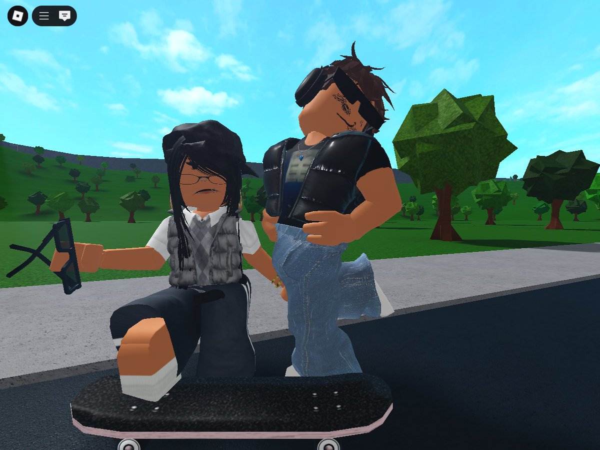 Yourclassicstar's tweet photo. Our Outifts 4 a Billie concert in bloxburg xx w/ @tonieswift 🌑🌃 https://t.co/JR4IAY18yu