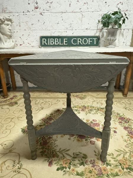 ribblecroftint's tweet photo. 🌿 This hand-carved solid oak envelope table is a rare beauty.
Painted in olive green with waxed details, it transforms from circular to triangular — both functional and fabulous.

£165.00

https://t.co/FMK4Rj7iOt

#AntiqueFurniture #OakTable #EnvelopeTable #VintageStyle #Painted https://t.co/Rfz6ojU9Yq