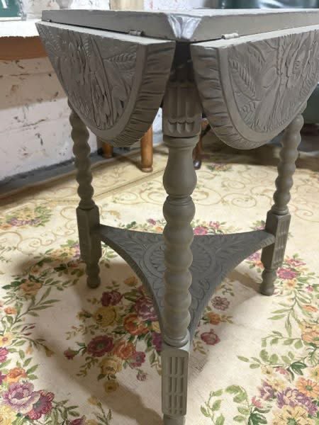 ribblecroftint's tweet photo. 🌿 This hand-carved solid oak envelope table is a rare beauty.
Painted in olive green with waxed details, it transforms from circular to triangular — both functional and fabulous.

£165.00

https://t.co/FMK4Rj7iOt

#AntiqueFurniture #OakTable #EnvelopeTable #VintageStyle #Painted https://t.co/Rfz6ojU9Yq