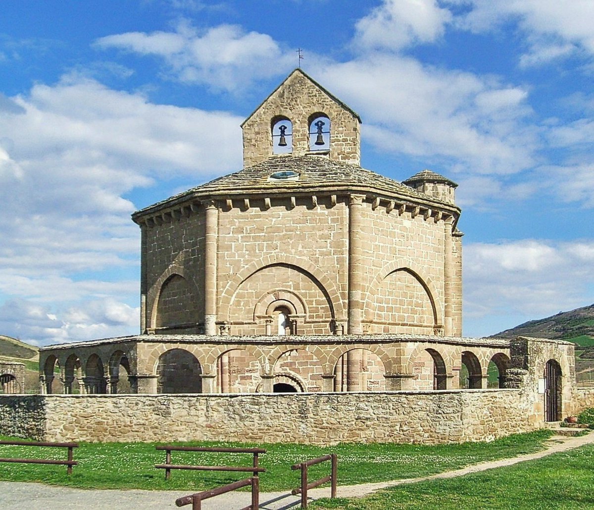 Santa María de Eunate (Navarra) es uno de esos lugares que deja prendado a cualquiera, sea o no aficionado al románico. 
#BuenasTardes