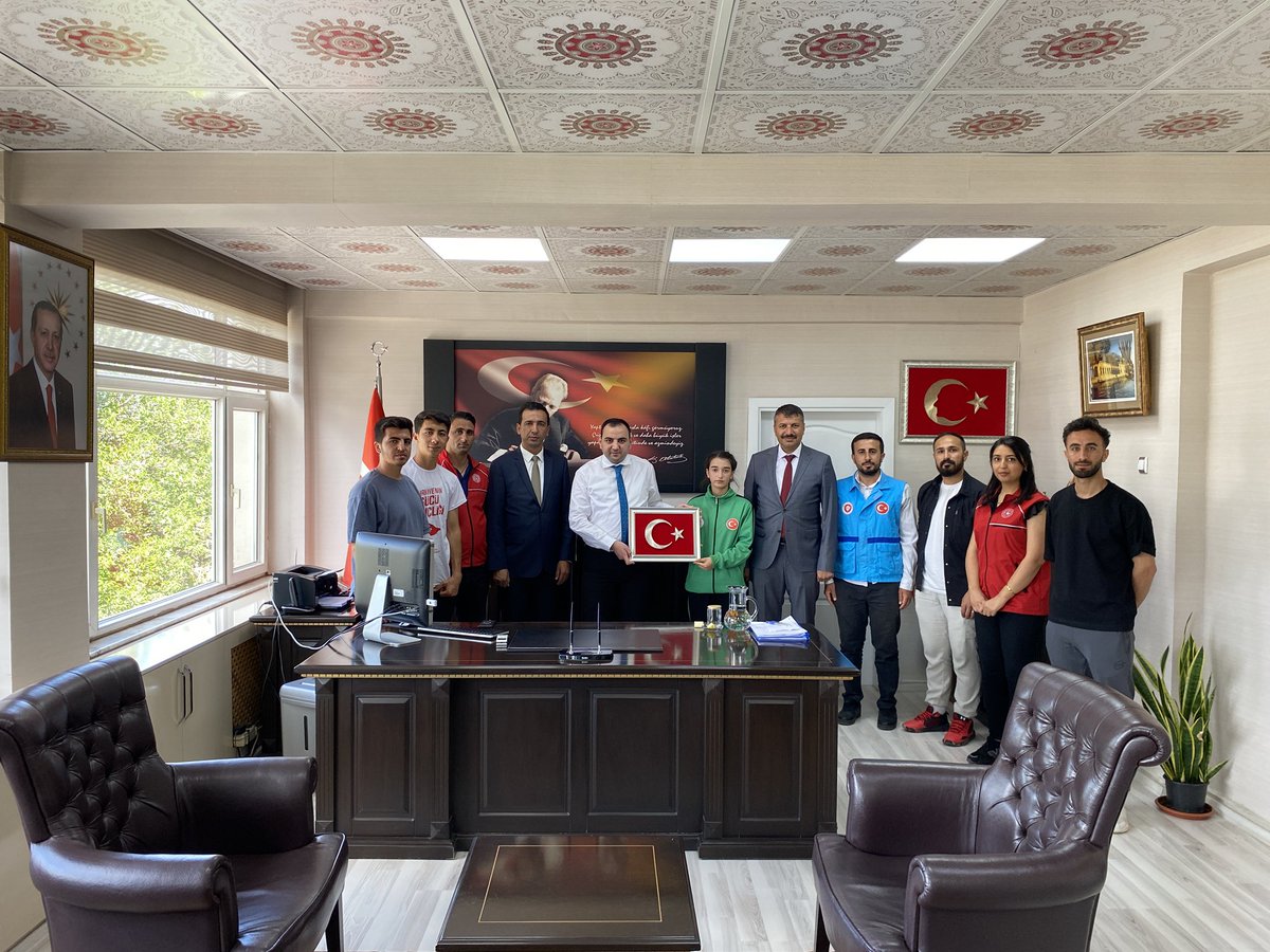 Hilvan Gençlik ve Spor İlçe Müdürü Abdurrahman KAYA, kurum antrenörleri, gençlik liderleri ve sporcularla birlikte Gençlik Haftası vesilesiyle Hilvan Kaymakamımız Orhan Gazi KARAKAŞ'ı ziyaret etti.

<a href="/orhangazikrakas/">Orhan Gazi KARAKAŞ</a>