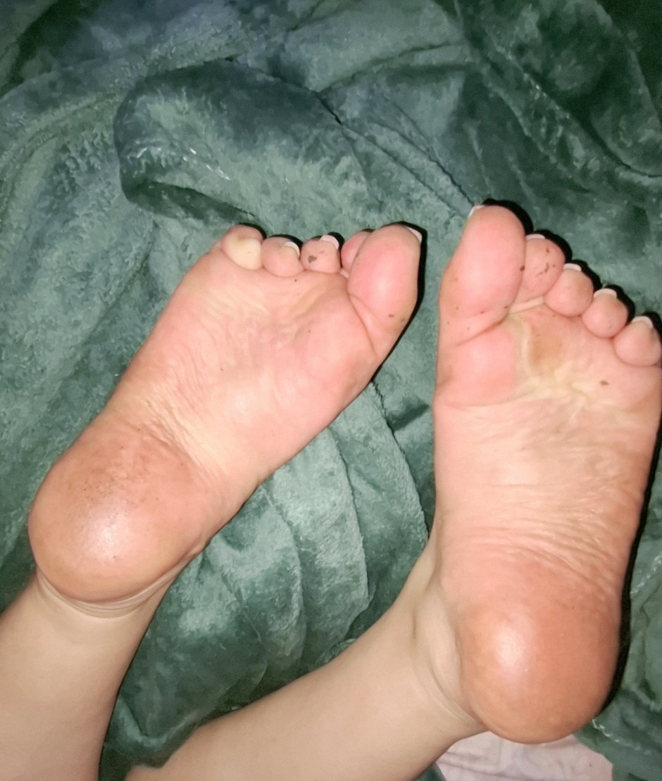 No me gustan los días de calor, peeero espero que a mis pendejitos si les guste, para lamer mis pies y quitar el sudor y mugre qué recolectó! Que más obvio es un premio para ustedes!!😌🫰🏻
#Diosa #Gdl #Feet