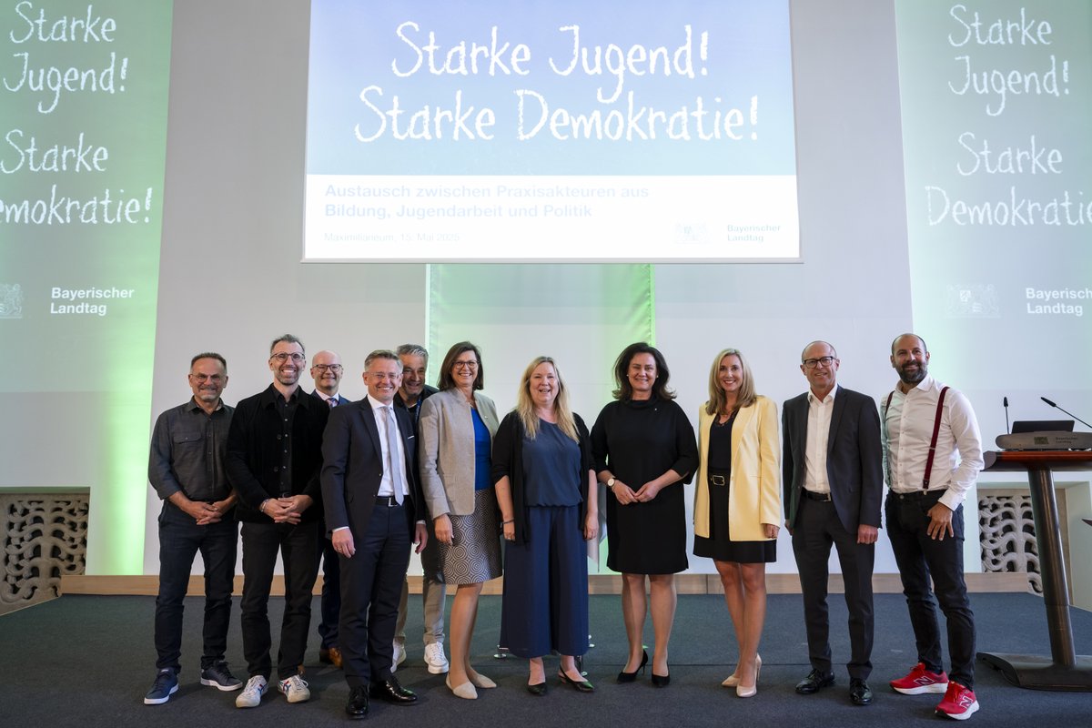Bayerischer Landtag (@landtag_bayern) on Twitter photo „Starke Jugend! Starke #Demokratie!“ Dazu lädt I. Vizepräsident <a href="/TobiasReissMdL/">Tobias Reiß</a> Praxisakteure aus #Bildung & Jugendarbeit in #LTBY ein. Take-aways u.a.:
👉Verfassungsviertelstunde ist etabliert
👉Lehrer (& Politiker) müssen demok. Werte vorleben
👉Leistung muss Freude machen „Starke Jugend! Starke #Demokratie!“ Dazu lädt I. Vizepräsident <a href="/TobiasReissMdL/">Tobias Reiß</a> Praxisakteure aus #Bildung & Jugendarbeit in #LTBY ein. Take-aways u.a.:
👉Verfassungsviertelstunde ist etabliert
👉Lehrer (& Politiker) müssen demok. Werte vorleben
👉Leistung muss Freude machen