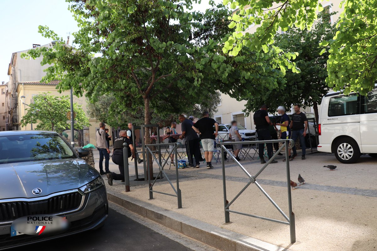 #ContreLesTrafics | Contrôles de plusieurs établissements et points de deal  en présence de <a href="/Prefet34/">Préfet de l'Hérault 🇫🇷</a> et  <a href="/maire/">Máire</a> #Béziers.
1 jeune majeur interpellé quartier #laDevèze en possession de produits stupéfiants et argent - GAV en cours.
Contrôles également en  centre ville.