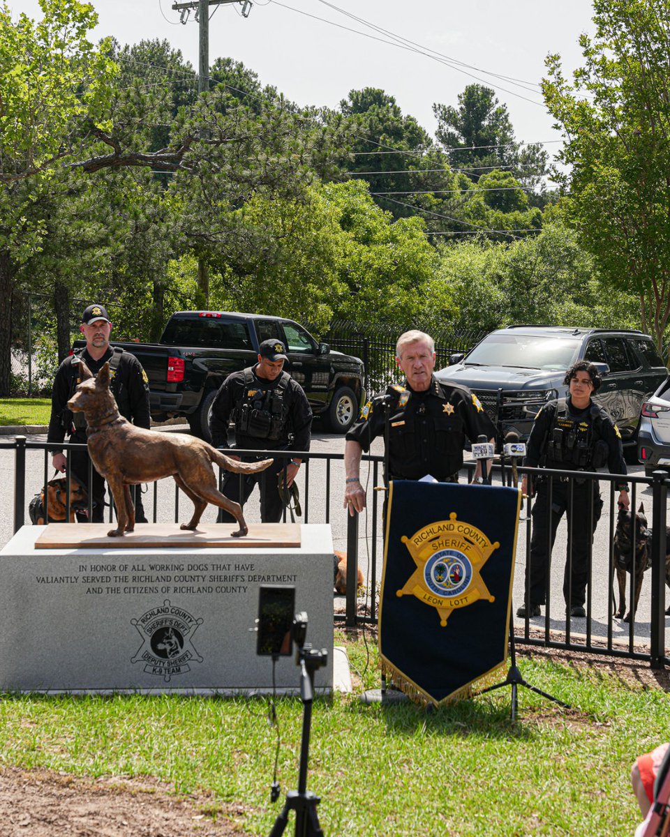 myCVETS's tweet image. Today, @RCSD unveiled a powerful new monument honoring the K9 officers who have given their lives in the line of duty. 🐾💙 We are deeply moved by this tribute and are honored to partner with #RCSD to help care for the animals who serve and protect our community.