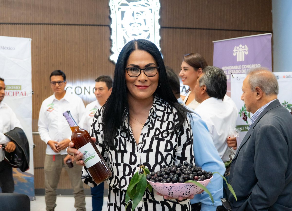 FedrhaSuriano's tweet photo. 🟠 ¡Que Viva Puebla!
Hoy en el @CongresoPue acompañé a la presidenta de la Comisión de Turismo, @AngieAlvaradoJ, en el anuncio de la 5ta edición de la Feria del #Capulin; el cual se llevará a cabo el 17 y 18 de mayo en el municipio de Domingo Arenas.
Desde la #BancadaNaranja creemos en la grandeza de Puebla y su gastronomía 🍽️.
#CausasCiudadanas #FedrhaSuriano