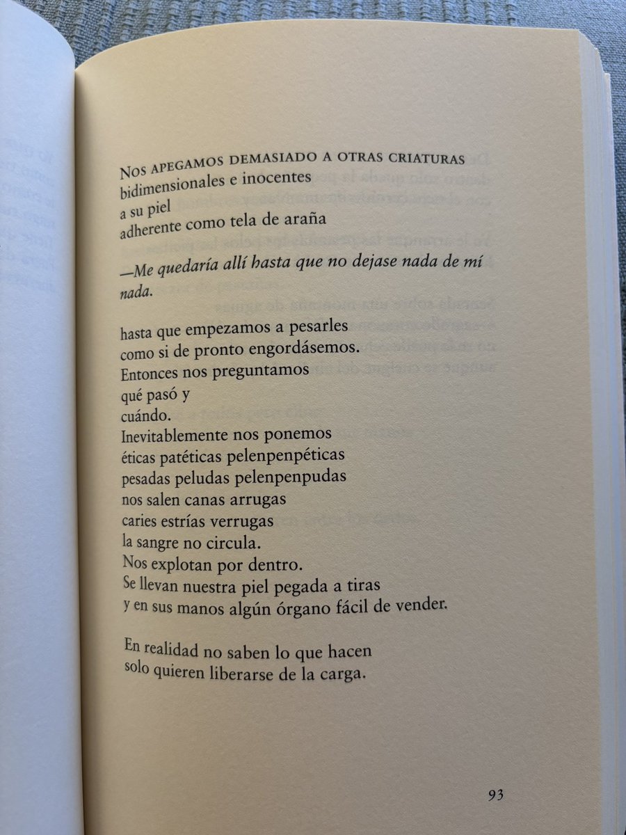 gon_nuclear's tweet photo. El bello poema de hoy es de Miriam Reyes, tomado de “Extraña manera de estar viva. Poesía reunida (2001-2021)” publicado por @mixturaed #unpoemaaldía https://t.co/dDNXDe8Xjk