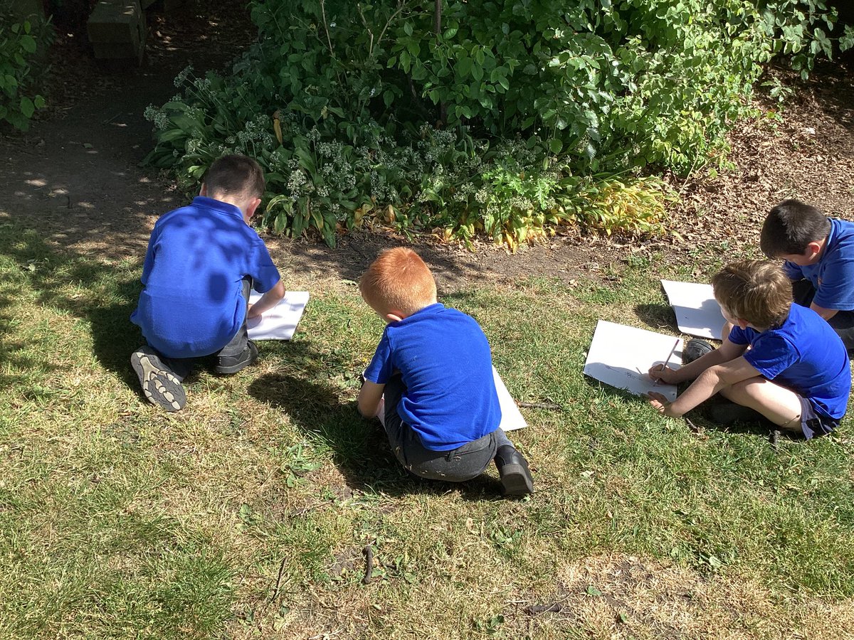 halebank_sch's tweet photo. Willow Class are enjoying the outdoors. We have been observing flowers and sketching them. We noticed the different shapes and colours and even identified the flowers #HBWillow #HBArt #HBScience #crosscurricularlearning https://t.co/ztgXFRTBmD
