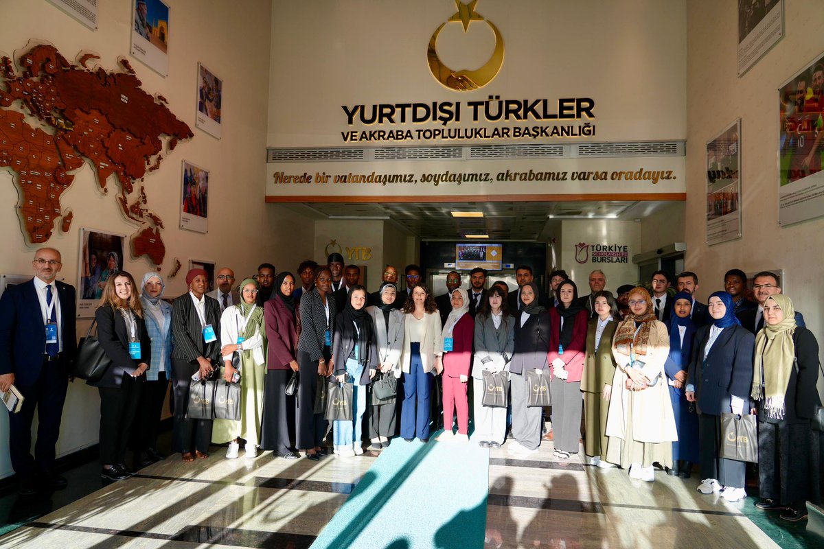 Mezunlarımız Yurtdışı Türkler ve Akraba Topluluklar Başkanlığını ziyaret etti.

Öğrencilerimizi YTB Başkan Yardımcısı Murat Kazancı kabul etti. Sayın Kazancı, mezunlarımızı YTB'nin yürüttüğü faaliyetler, burs ve eğitim programları ile öğrencilere yönelik uluslararası projeler