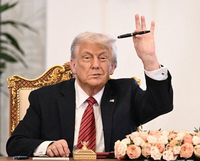 حتى القلم يا ترمب خذته 
والطايرة والبشت و200 مليار