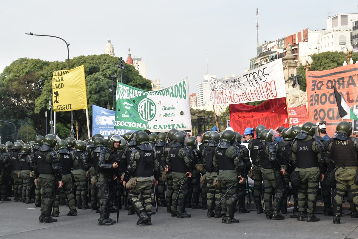 En otro miércoles de represión a lxs jubiladxs en Congreso, desde el Movimiento de Jubiladxs Liberación y el Partido Comunista estuvimos presentes para seguir reclamando jubilaciones dignas y denunciar la corrupción en el PAMI que profundiza el robo del gobierno de Milei.