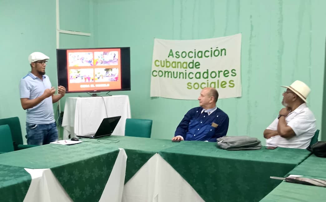 BozaYanet15500's tweet photo. Otra de las ponencias  del Panel 2, Comunicación Comunitaria, fue la la experiencia del Consejo de las Artes Escénicas en Granma a través de los Proyectos Culturales Teatro Andante y Guerrilla de Teatreros por el Lic. Yandy Aliaga Rosales.
#ACCSGranma
#AgriculturaGranmense https://t.co/9oFEtrmFTV