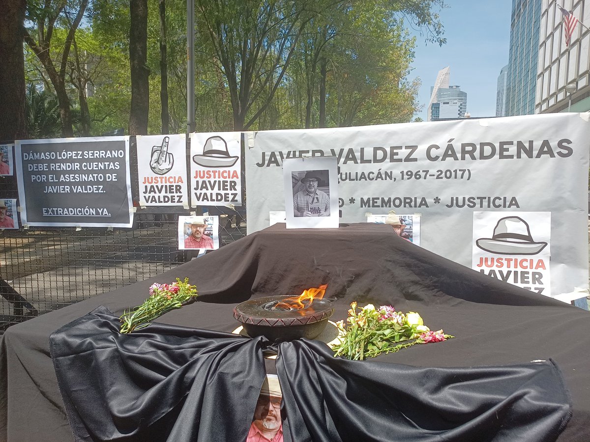 IMER Noticias (@imer_noticias) on Twitter photo A ocho años del asesinato del periodista Javier Valdez, activistas realizaron un acto de memoria frente a la <a href="/USEmbassyMEX/">Embajada EU en Mex</a>.
Exigieron la extradición de Dámaso López Serrano, alias El Mini Lic, presunto autor intelectual del crimen, quién fue detenido en 🇺🇸 en 2024.
📸: <a href="/Gynna_H/">Gynna Hernández</a> A ocho años del asesinato del periodista Javier Valdez, activistas realizaron un acto de memoria frente a la <a href="/USEmbassyMEX/">Embajada EU en Mex</a>.
Exigieron la extradición de Dámaso López Serrano, alias El Mini Lic, presunto autor intelectual del crimen, quién fue detenido en 🇺🇸 en 2024.
📸: <a href="/Gynna_H/">Gynna Hernández</a>