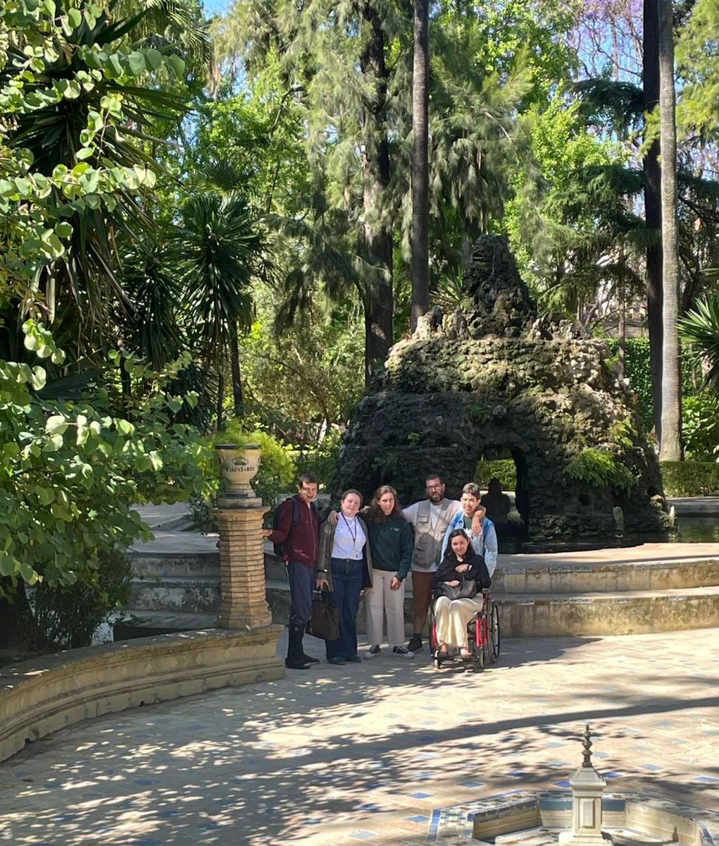 Una de las aulas del Centro de Formación Ápice sale hoy a visitar uno de los parajes más espectaculares de nuestra ciudad, el Real Alcázar de Sevilla. Una mañana maravillosa en la que lo han pasado genial. Cuál será la próxima? #centrodeformacion #discapacidad #epilepsia