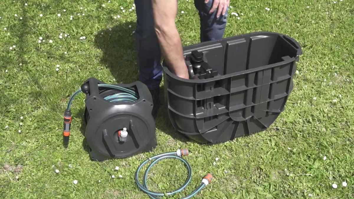 🌼🌲¿No te gustan las mangueras colgadas en la pared? 😣 ¿Quieres una manguera que se recoge sola y queda fuera de la vista? 🙋‍♀️🙋‍♂️

#Tutorial viernes: instalamos un enrollador automático de manguera enterrado.

Con #RollUpEnterrado de #Gardena y ropa trabajo #VelillaGroup
💧 💚 🌍