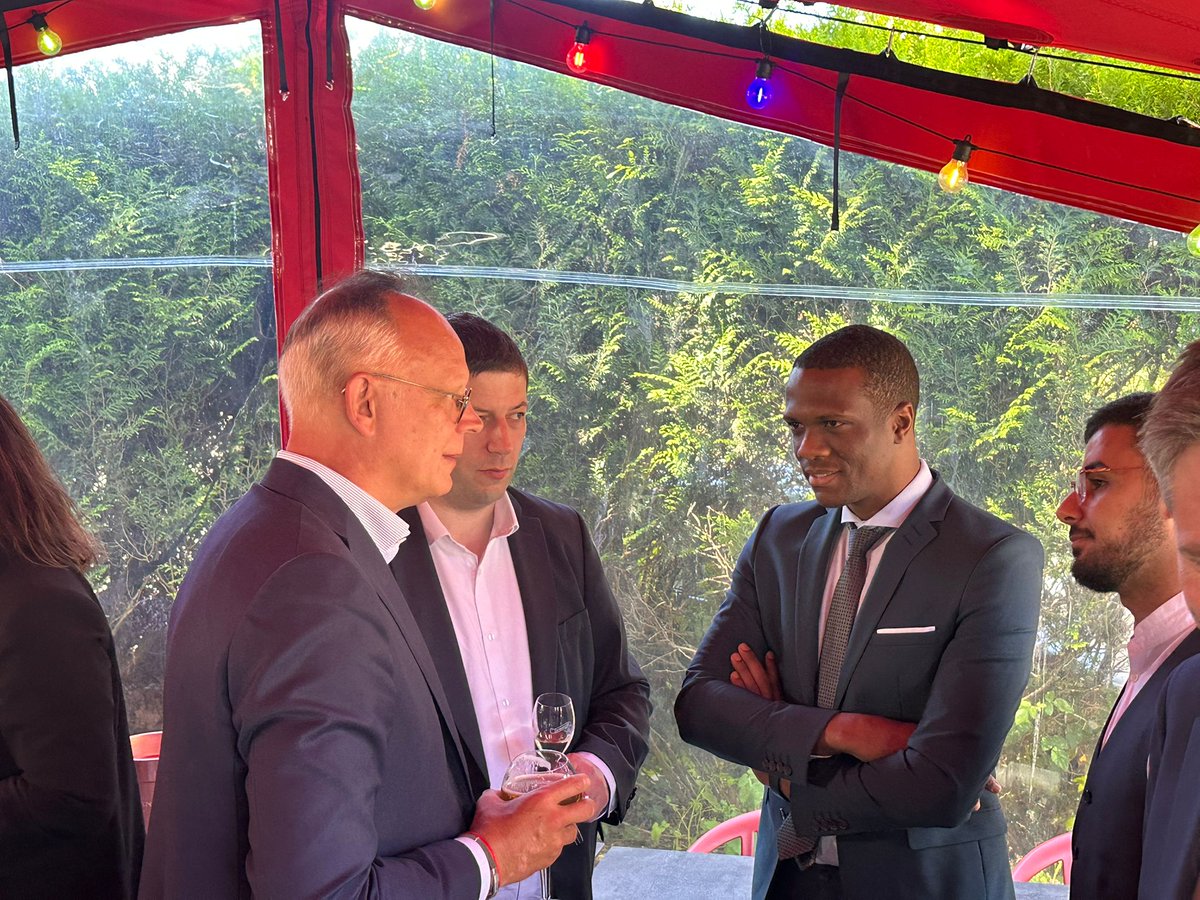 Aujourd'hui, encore une fois, j’ai eu l’honneur et le plaisir de partager un moment de convivialité avec <a href="/EPhilippe_LH/">Edouard Philippe</a>, entouré des élus Horizons de la métropole. Merci à <a href="/EPhilippe_LH/">Edouard Philippe</a> <a href="/NicolasCriaud/">Nicolas Criaud</a>  <a href="/guillaumerichar/">Guillaume RICHARD</a>  pour ces moments précieux ! <a href="/HorizonsNantes/">Horizons Nantes</a> <a href="/HorizonsLeParti/">Horizons</a>