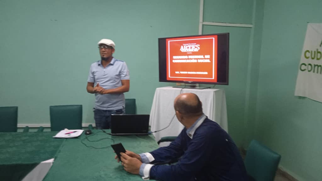 BozaYanet15500's tweet photo. Otra de las ponencias  del Panel 2, Comunicación Comunitaria, fue la la experiencia del Consejo de las Artes Escénicas en Granma a través de los Proyectos Culturales Teatro Andante y Guerrilla de Teatreros por el Lic. Yandy Aliaga Rosales.
#ACCSGranma
#AgriculturaGranmense https://t.co/9oFEtrmFTV
