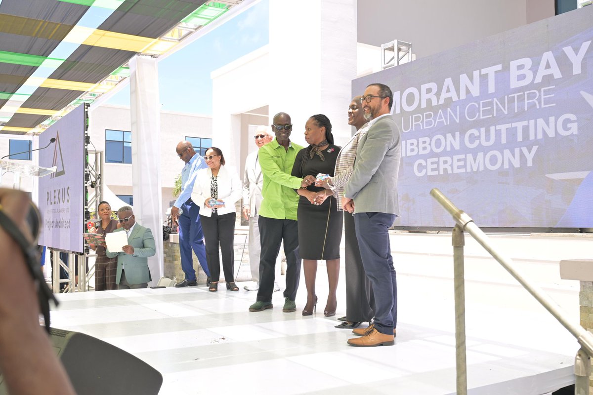 LocalGovJa's tweet image. We have the keys!!!!! Hon. Desmond McKenzie and Mrs Marsha Henry-Martin (Permanent Secretary) accepted the keys to the new St. Thomas Municipal Corporation’s Office at the Morant Bay Urban Centre. #LocalGovAtWork