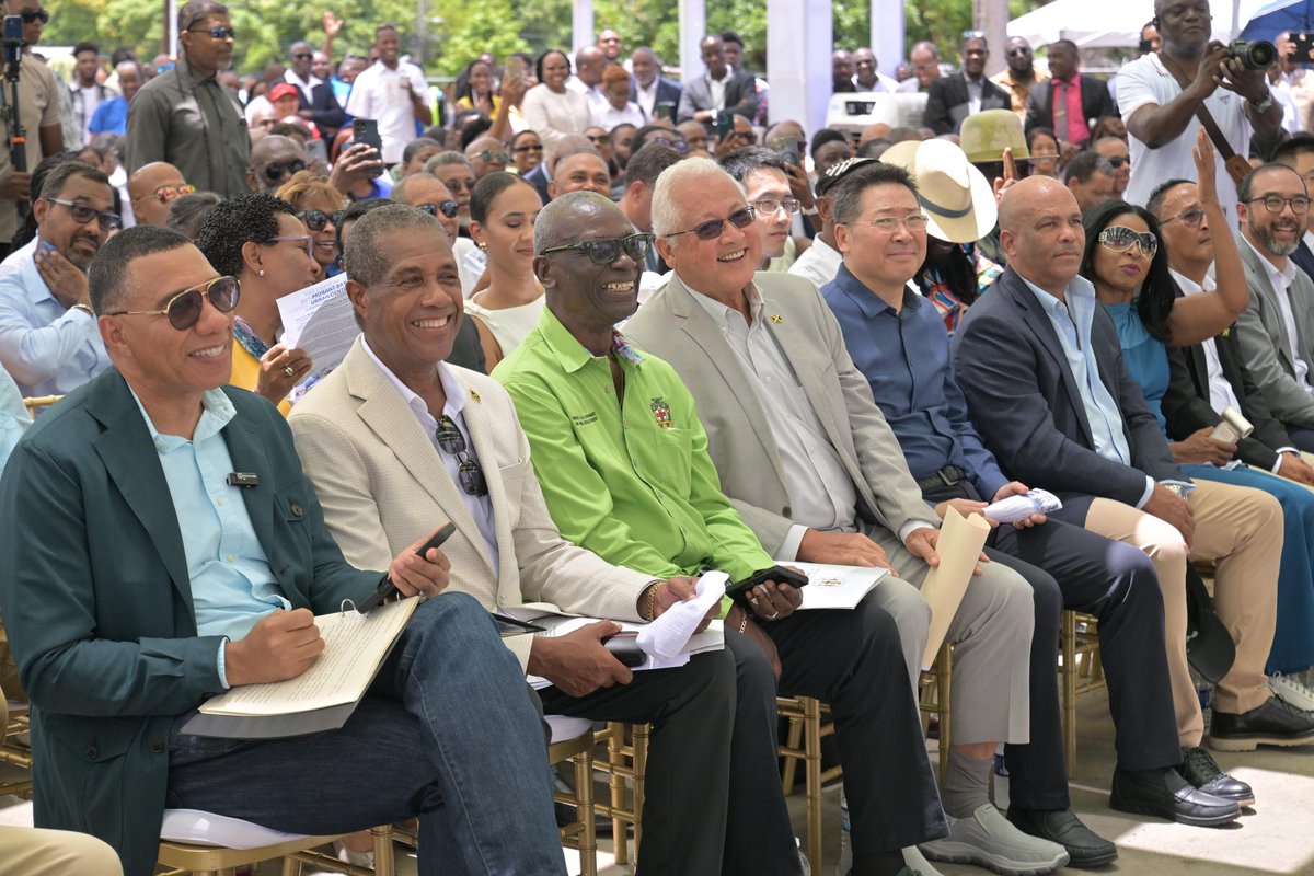 LocalGovJa's tweet image. We have the keys!!!!! Hon. Desmond McKenzie and Mrs Marsha Henry-Martin (Permanent Secretary) accepted the keys to the new St. Thomas Municipal Corporation’s Office at the Morant Bay Urban Centre. #LocalGovAtWork