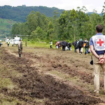 FMLarousse's tweet image. Du 30 avril au 15 mai, le Comité international de la Croix-Rouge (#CICR) a accompagné 1359 soldats désarmés appartenant aux forces gouvernementales de la République Démocratique du Congo (#FARDC) et leurs familles. Ils ont parcouru près de 2000 kilomètres et traversé une ligne de