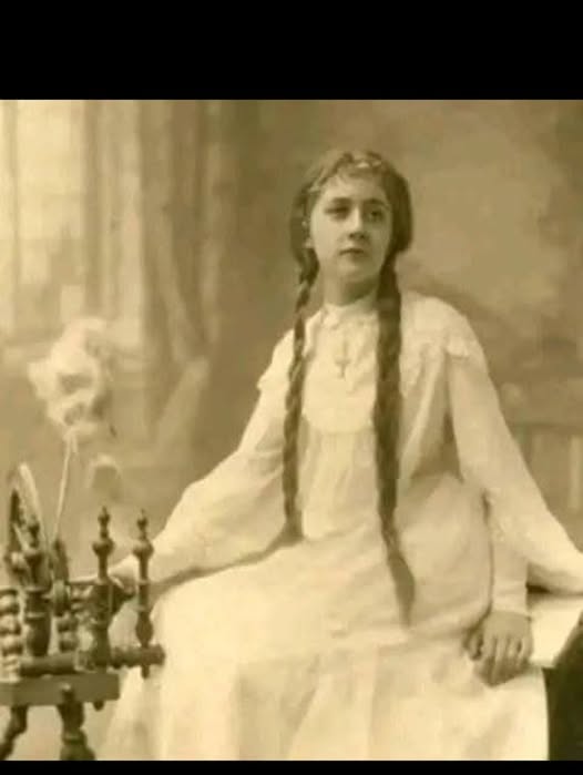 En 1926, Agatha Christie traversait une crise personnelle. À trente-cinq ans, elle était dévastée par la mort de sa mère et par la révélation que son mari, Archie, la quittait pour une autre femme. Ce double choc la plongea dans une profonde dépression, où elle eut l'impression