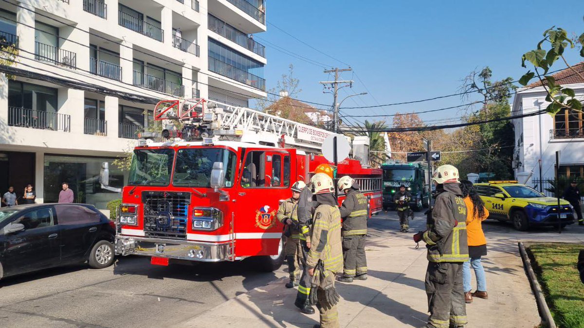 Cuerpo de Bomberos de Santiago tweet media