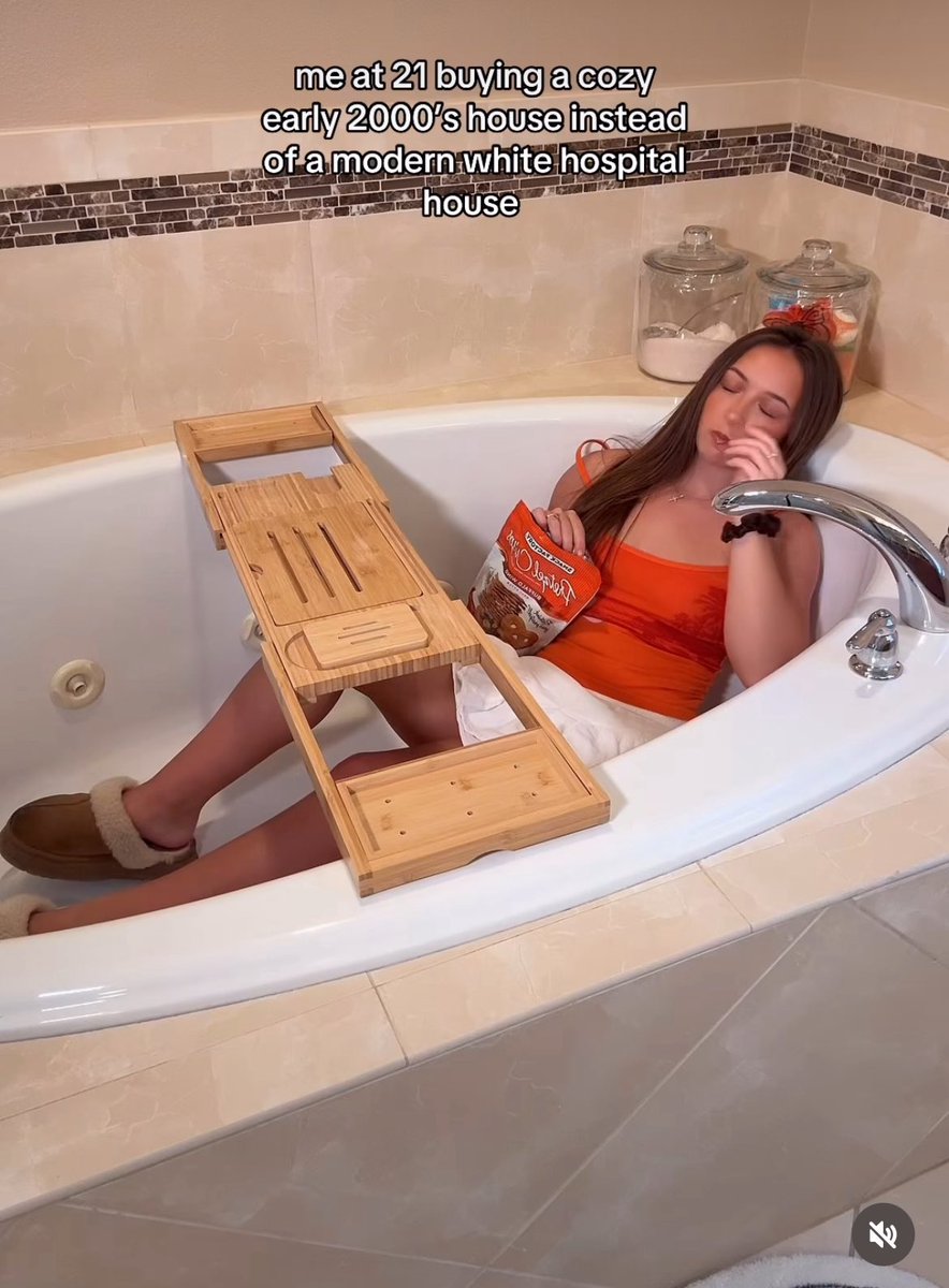 prettycritical's tweet photo. help, the youth are romanticizing the upper middle class early 2000s house in ohio aesthetic https://t.co/a7Q7uJlWml