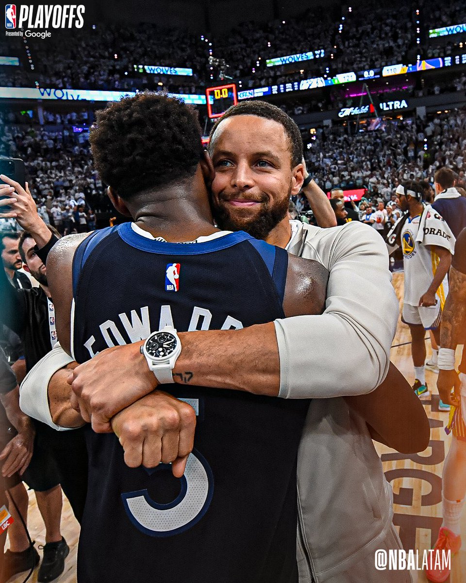 NBAdabad's tweet photo. Eu tava pensando um pouco sobre essa foto do Curry "orgulhoso" do Anthony Edwards.

De certa forma, é uma passagem de bastão.

O Anthony Edwards é o jogador com mais chances de quebrar os recordes do Stephen Curry daqui a muitos anos.

➔ Jogadores com mais bolas pra três antes dos 24 anos:

1.109 – ANTHONY EDWARDS
879 – Luka Doncic
779 – Jalen Green
764 – Jayson Tatum

➔ Jogadores com mais bolas pra três antes dos 25 anos:

1.114 – Luka Doncic
1.109 – ANTHONY EDWARDS
1.021 – Jayson Tatum
915 – Coby White

➔ Jogadores com mais bolas pra três antes dos 26 anos:

1.287 – Luka Doncic
1.239 – Jayson Tatum
1.109 – ANTHONY EDWARDS
1.071 – Bradley Beal

Sabe quantas bolas pra três o Stephen Curry tinha antes de fazer 27 anos?

1.113!

O Anthony Edwards tem 4 a menos...

AOS 23 ANOS!

Nos playoffs, Anthony Edwards também já é líder em bolas pra três entre jogadores sub-24:

119 – ANTHONY EDWARDS
106 – Jaylen Brown

Só que com um detalhe: o Edwards fez 24 jogos a menos que o Brown.

Chegar perto ou superar os recordes do Curry vai exigir muita consistência e dedicação, mas não parece impossível.