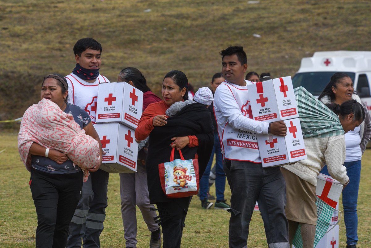 CruzRoja_MX's tweet photo. 🍴❤️ En momentos de emergencia, no solo brindamos apoyo médico. También llevamos esperanza a las #familias que más lo necesitan.

📦 Con nuestras despensas humanitarias, garantizamos alimentos esenciales para quienes enfrentan situaciones difíciles. @CruzRojaEM https://t.co/lciaoES2fe