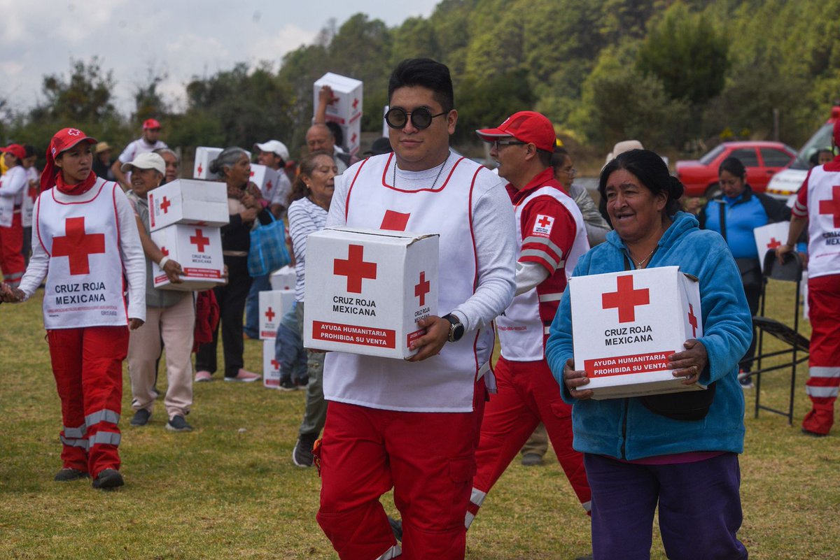 CruzRoja_MX's tweet photo. 🍴❤️ En momentos de emergencia, no solo brindamos apoyo médico. También llevamos esperanza a las #familias que más lo necesitan.

📦 Con nuestras despensas humanitarias, garantizamos alimentos esenciales para quienes enfrentan situaciones difíciles. @CruzRojaEM https://t.co/lciaoES2fe