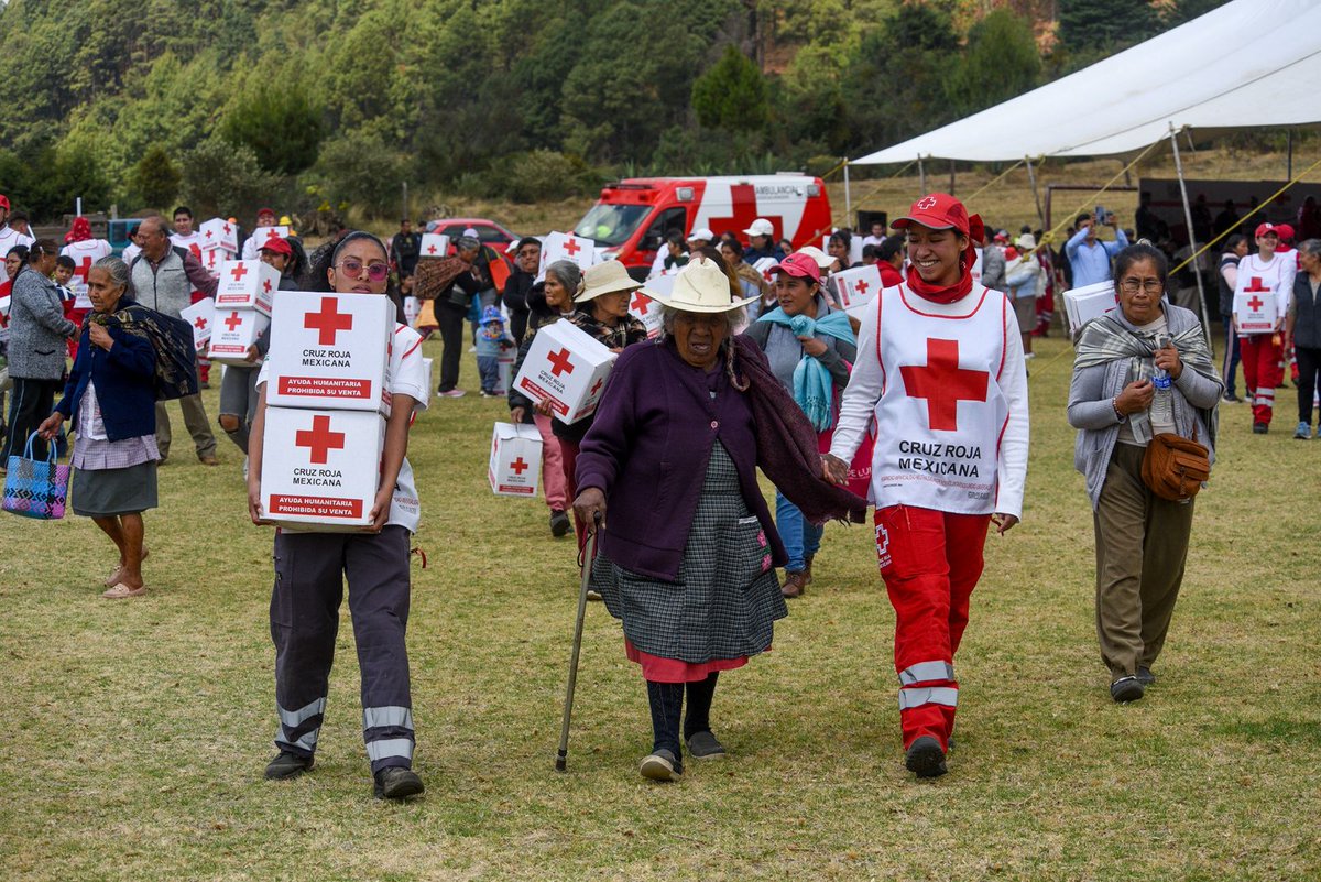CruzRoja_MX's tweet photo. 🍴❤️ En momentos de emergencia, no solo brindamos apoyo médico. También llevamos esperanza a las #familias que más lo necesitan.

📦 Con nuestras despensas humanitarias, garantizamos alimentos esenciales para quienes enfrentan situaciones difíciles. @CruzRojaEM https://t.co/lciaoES2fe