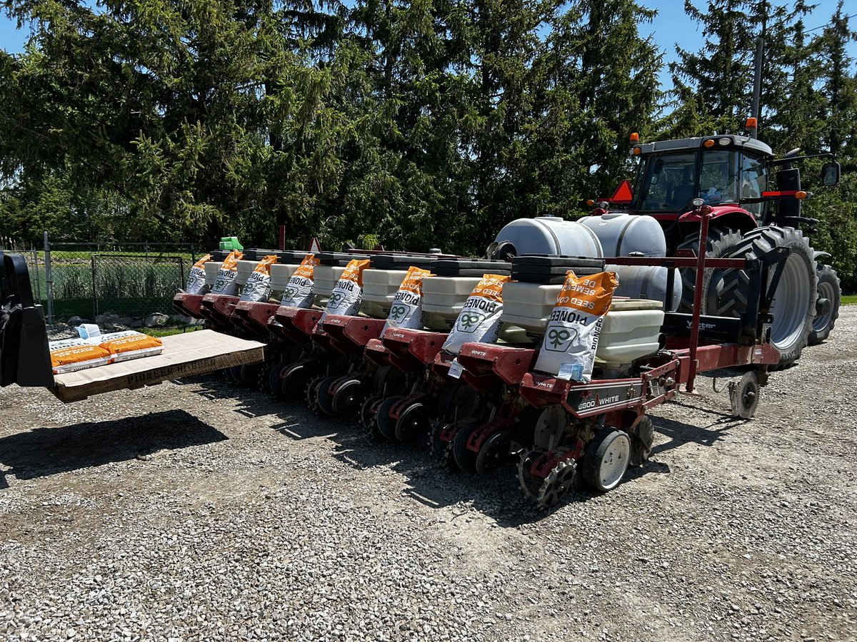 Full season #corn 3400HU going in the ground. The benefits of the #Canadian #BananaBelt #OntAg #plant25